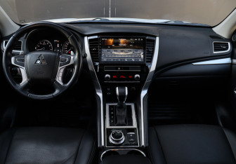 Подержанный автомобиль Mitsubishi Pajero Sport 2020 года (10 фото)