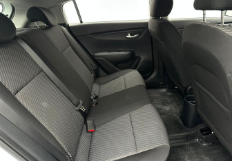 Подержанный автомобиль Kia Rio Sedan 2018 года (14 фото)