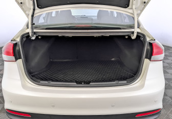 Подержанный автомобиль Kia Cerato Sedan 2017 года (10 фото)