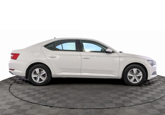 Подержанный автомобиль Skoda Superb Liftback 2017 года (4 фото)