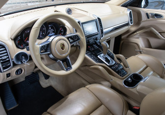 Подержанный автомобиль Porsche Cayenne 2015 года (16 фото)