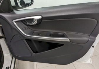 Подержанный автомобиль Volvo S60 2014 года (19 фото)