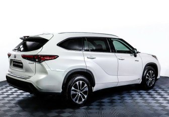 Подержанный автомобиль Toyota Highlander 2020 года (4 фото)