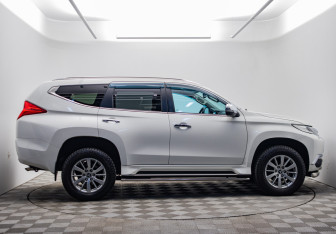 Подержанный автомобиль Mitsubishi Pajero Sport 2016 года (4 фото)