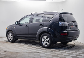 Подержанный автомобиль Mitsubishi Outlander 2008 года (3 фото)