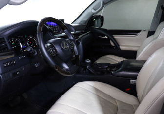 Подержанный автомобиль Lexus LX 2016 года (13 фото)