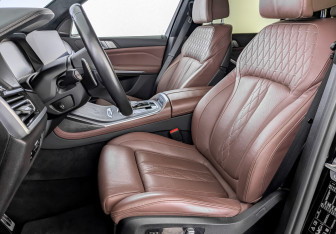 Подержанный автомобиль BMW X7 2021 года (21 фото)