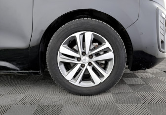 Подержанный автомобиль Peugeot Traveller 2018 года (18 фото)