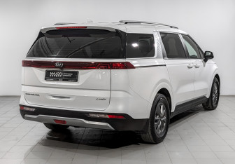 Подержанный автомобиль Kia Carnival 2021 года (5 фото)