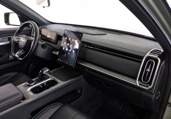 Подержанный автомобиль Jaecoo J7 2024 года (12 фото)