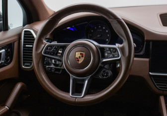 Подержанный автомобиль Porsche Cayenne 2019 года (15 фото)