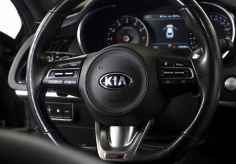 Подержанный автомобиль Kia Stinger 2021 года (14 фото)