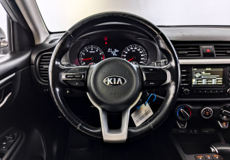 Подержанный автомобиль Kia Rio Sedan 2018 года (21 фото)
