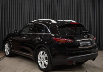 Подержанный автомобиль Infiniti QX70 2015 года (7 фото)