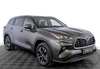 Подержанный автомобиль Toyota Highlander 2021 года (3 фото)