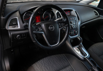Подержанный автомобиль Opel Astra Hatchback 2012 года (12 фото)
