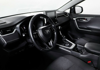 Подержанный автомобиль Toyota RAV4 2020 года (10 фото)