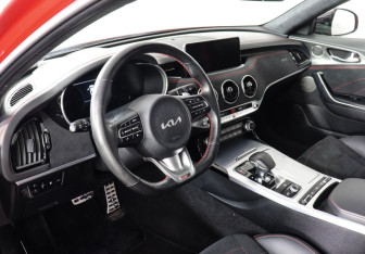 Подержанный автомобиль Kia Stinger 2023 года (9 фото)