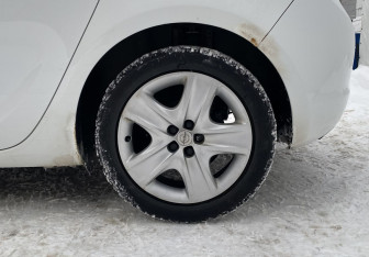 Подержанный автомобиль Opel Astra Hatchback 2011 года (15 фото)