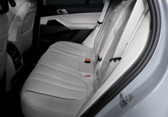 Подержанный автомобиль BMW X5 2025 года (10 фото)