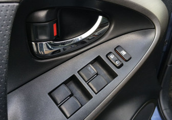 Подержанный автомобиль Toyota RAV4 2011 года (17 фото)