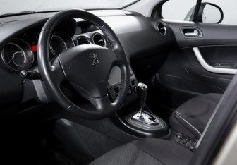 Подержанный автомобиль Peugeot 408 2013 года (13 фото)