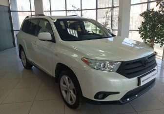 Подержанный автомобиль Toyota Highlander 2012 года (3 фото)