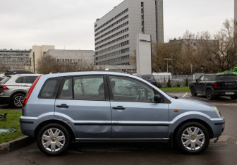 Подержанный автомобиль Ford Fusion 2005 года (3 фото)