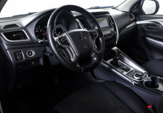 Подержанный автомобиль Mitsubishi Pajero Sport 2019 года (14 фото)