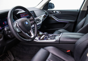 Подержанный автомобиль BMW X5 2021 года (9 фото)