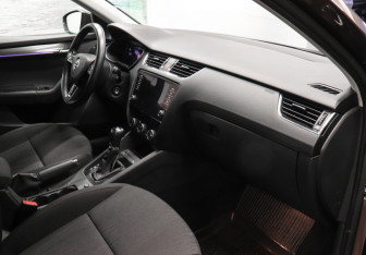 Подержанный автомобиль Skoda Octavia Liftback 2019 года (6 фото)