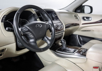 Подержанный автомобиль Infiniti QX60 2017 года (14 фото)