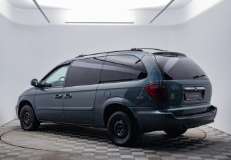 Подержанный автомобиль Chrysler Town & Country 2006 года (7 фото)