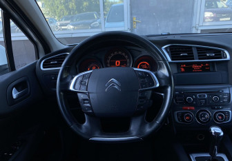 Подержанный автомобиль Citroen C4 Hatchback 2012 года (14 фото)