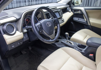 Подержанный автомобиль Toyota RAV4 2014 года (15 фото)