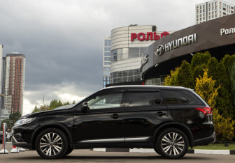 Подержанный автомобиль Mitsubishi Outlander 2019 года (7 фото)