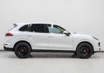 Подержанный автомобиль Porsche Cayenne 2015 года (4 фото)