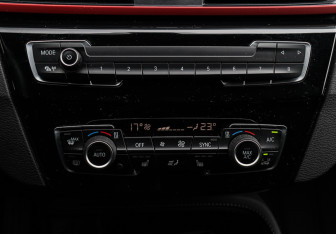 Подержанный автомобиль BMW X1 2017 года (18 фото)
