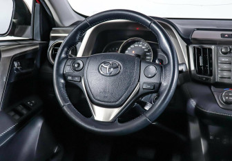 Подержанный автомобиль Toyota RAV4 2013 года (12 фото)