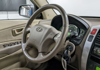 Подержанный автомобиль Hyundai Tucson 2008 года (22 фото)