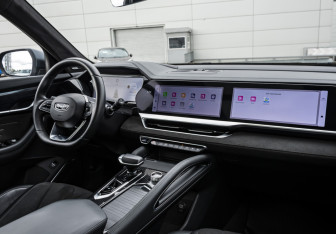 Подержанный автомобиль Geely Monjaro 2024 года (17 фото)