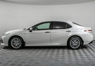 Подержанный автомобиль Toyota Camry Sedan 2020 года (8 фото)