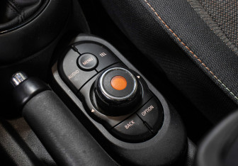 Подержанный автомобиль MINI Hatch 2016 года (19 фото)