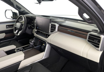 Подержанный автомобиль Toyota Sequoia 2023 года (13 фото)