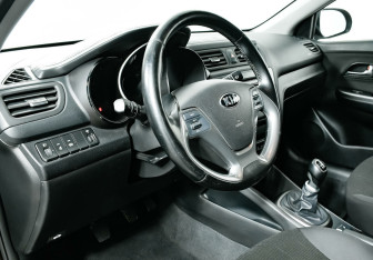 Подержанный автомобиль Kia Rio Sedan 2016 года (9 фото)