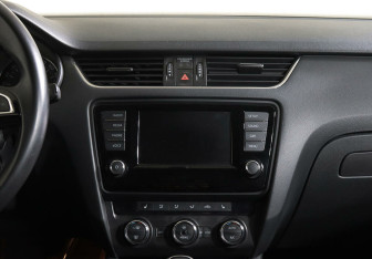 Подержанный автомобиль Skoda Octavia Liftback 2016 года (11 фото)