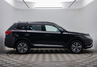 Подержанный автомобиль Mitsubishi Outlander 2019 года (6 фото)