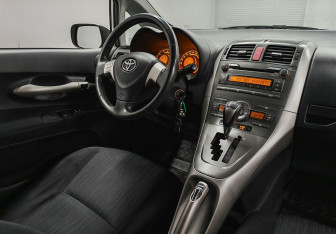 Подержанный автомобиль Toyota Auris Hatchback 2008 года (10 фото)