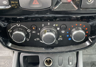 Подержанный автомобиль Nissan Terrano 2015 года (14 фото)