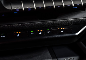 Подержанный автомобиль Lexus UX 2021 года (17 фото)